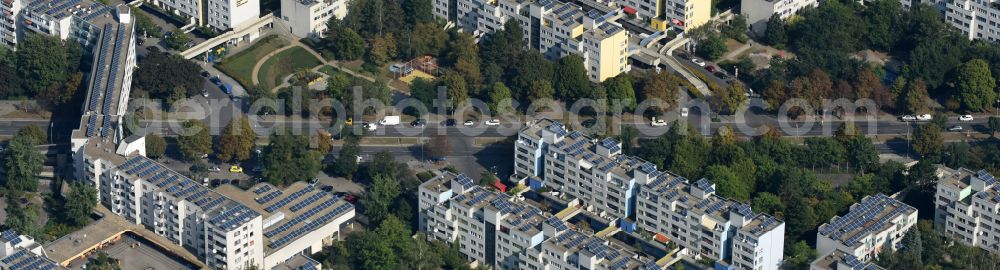 Aerial image Berlin - Residential area of industrially manufactured settlement High Deck Siedlung on street Peter-Anders-Strasse in the district Neukoelln in Berlin, Germany