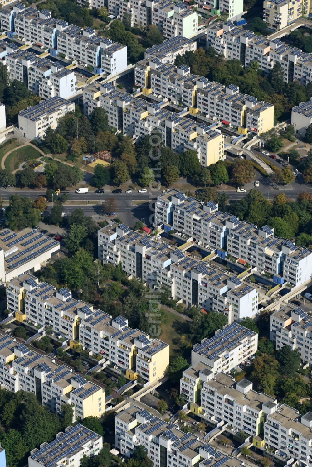 Aerial photograph Berlin - Residential area of industrially manufactured settlement High Deck Siedlung on street Peter-Anders-Strasse in the district Neukoelln in Berlin, Germany