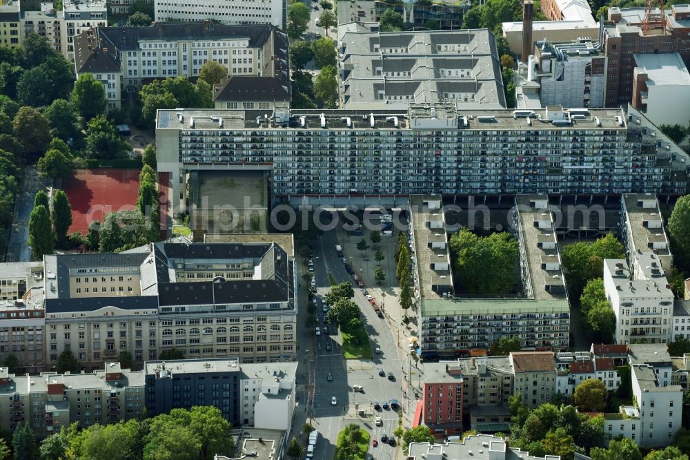 Aerial photograph Berlin - Skyscrapers in the residential area of industrially manufactured settlement on Hochbunker Pallasstrasse in the district Tempelhof-Schoeneberg in Berlin, Germany