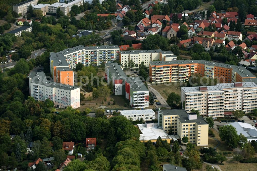 Erfurt from the bird's eye view: Skyscrapers in the residential area of industrially manufactured settlement at Holunderway in Erfurt in the state Thuringia