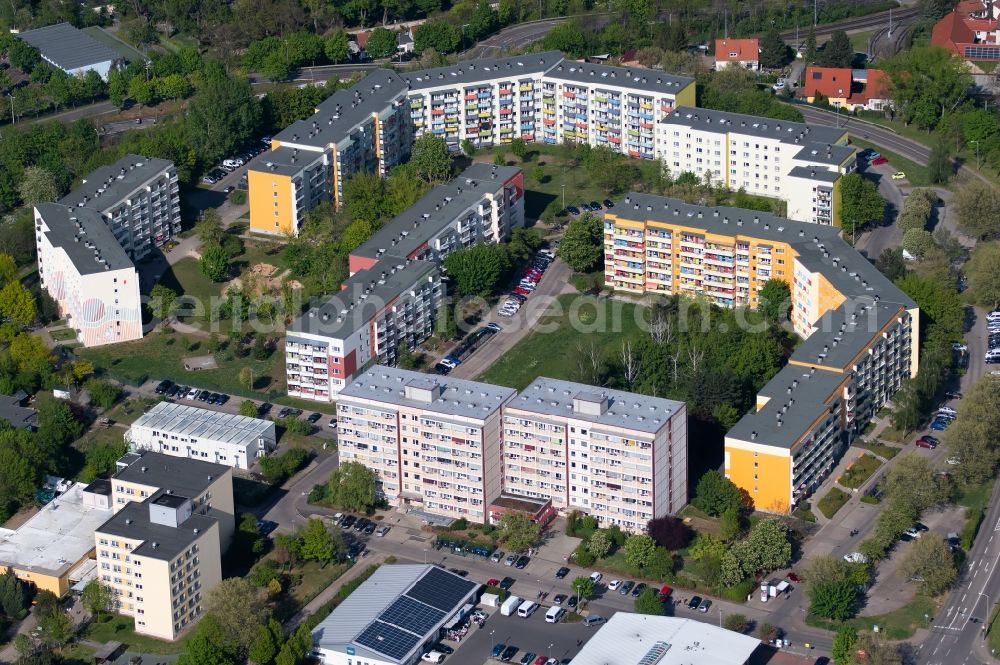 Aerial photograph Erfurt - Skyscrapers in the residential area of industrially manufactured settlement at Holunderway in Erfurt in the state Thuringia