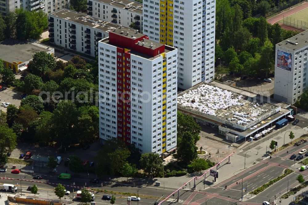 Aerial photograph Berlin - Skyscrapers in the residential area of industrially manufactured settlement on street Holzmarktstrasse in the district Mitte in Berlin, Germany