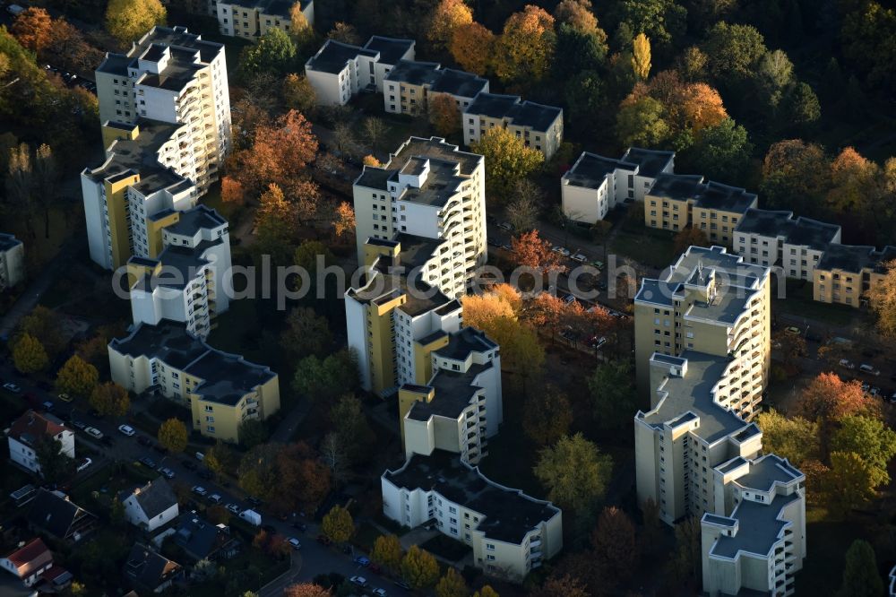 Aerial image Berlin - Skyscrapers in the residential area of industrially manufactured settlement Hundsteinweg in Berlin