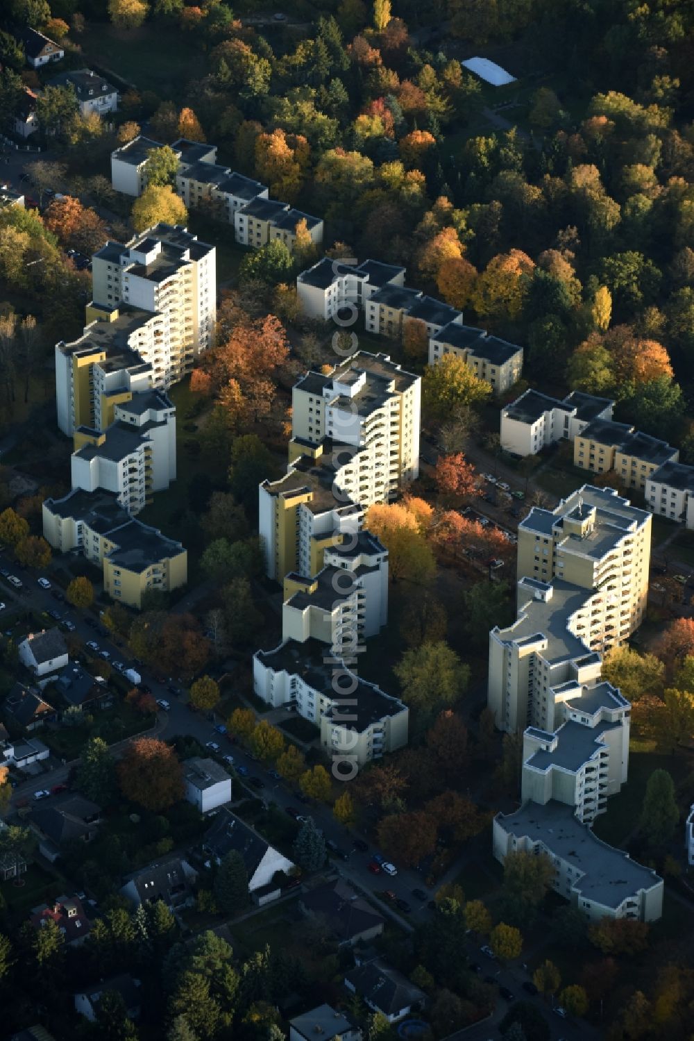 Aerial photograph Berlin - Skyscrapers in the residential area of industrially manufactured settlement Hundsteinweg in Berlin