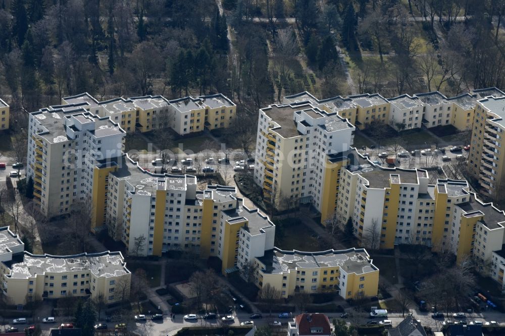 Aerial image Berlin - Skyscrapers in the residential area of industrially manufactured settlement Hundsteinweg - Hausstockweg in the district Mariendorf in Berlin