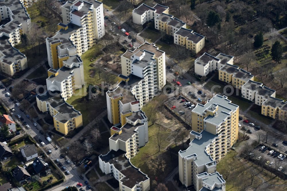 Aerial photograph Berlin - Skyscrapers in the residential area of industrially manufactured settlement Hundsteinweg - Hausstockweg in the district Mariendorf in Berlin