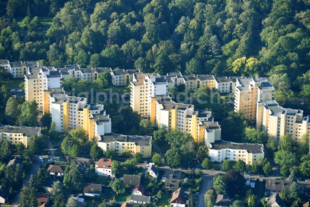 Aerial image Berlin - Skyscrapers in the residential area of industrially manufactured settlement Hundsteinweg - Hausstockweg in the district Mariendorf in Berlin