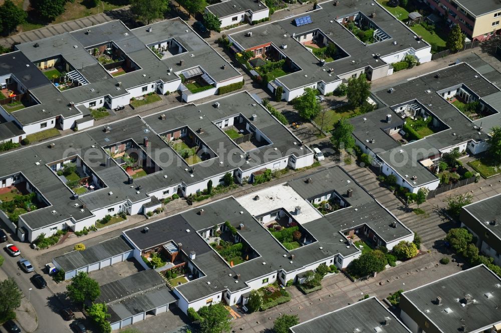 Kiel from the bird's eye view: Skyscrapers in the residential area of industrially manufactured settlement Illerweg - Lechweg - Isarweg in the district Elmschenhagen in Kiel in the state Schleswig-Holstein, Germany