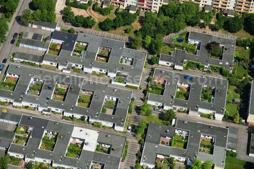 Aerial photograph Kiel - Skyscrapers in the residential area of industrially manufactured settlement Illerweg - Lechweg - Isarweg in the district Elmschenhagen in Kiel in the state Schleswig-Holstein, Germany