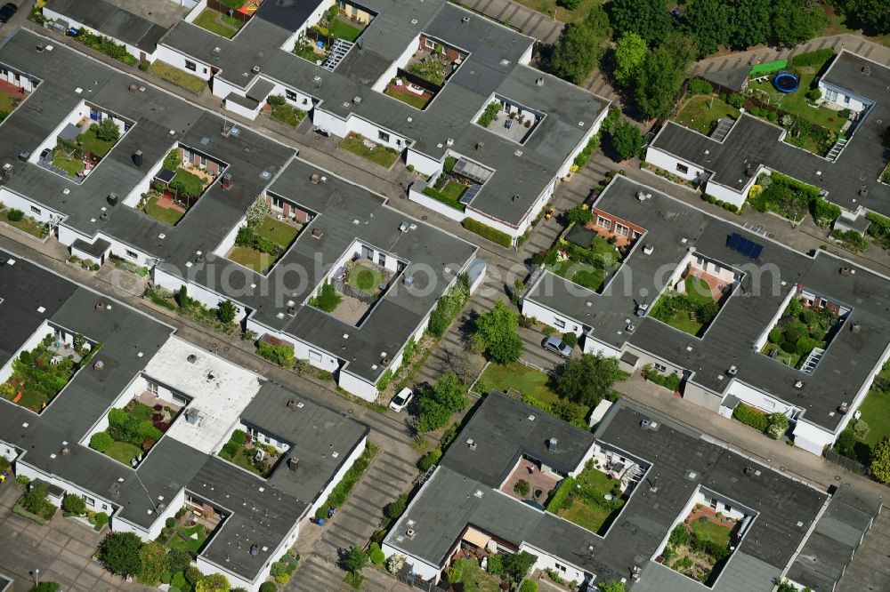 Kiel from the bird's eye view: Skyscrapers in the residential area of industrially manufactured settlement Illerweg - Lechweg - Isarweg in the district Elmschenhagen in Kiel in the state Schleswig-Holstein, Germany