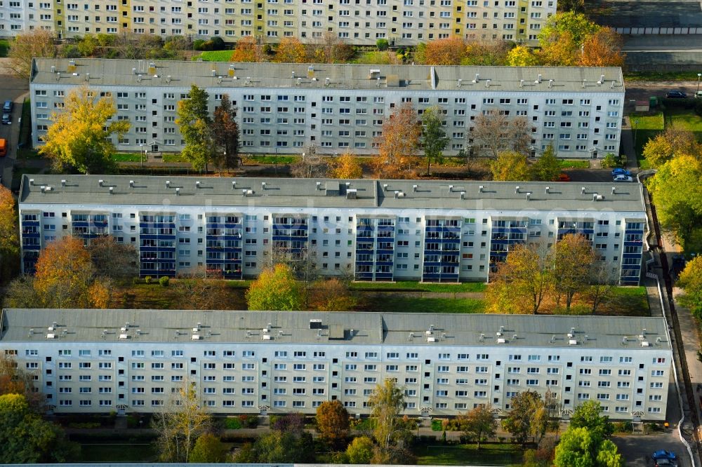 Aerial photograph Magdeburg - Skyscrapers in the residential area of industrially manufactured settlement Innsbrucker Strasse - Schneidlinger Strasse in Magdeburg in the state Saxony-Anhalt, Germany