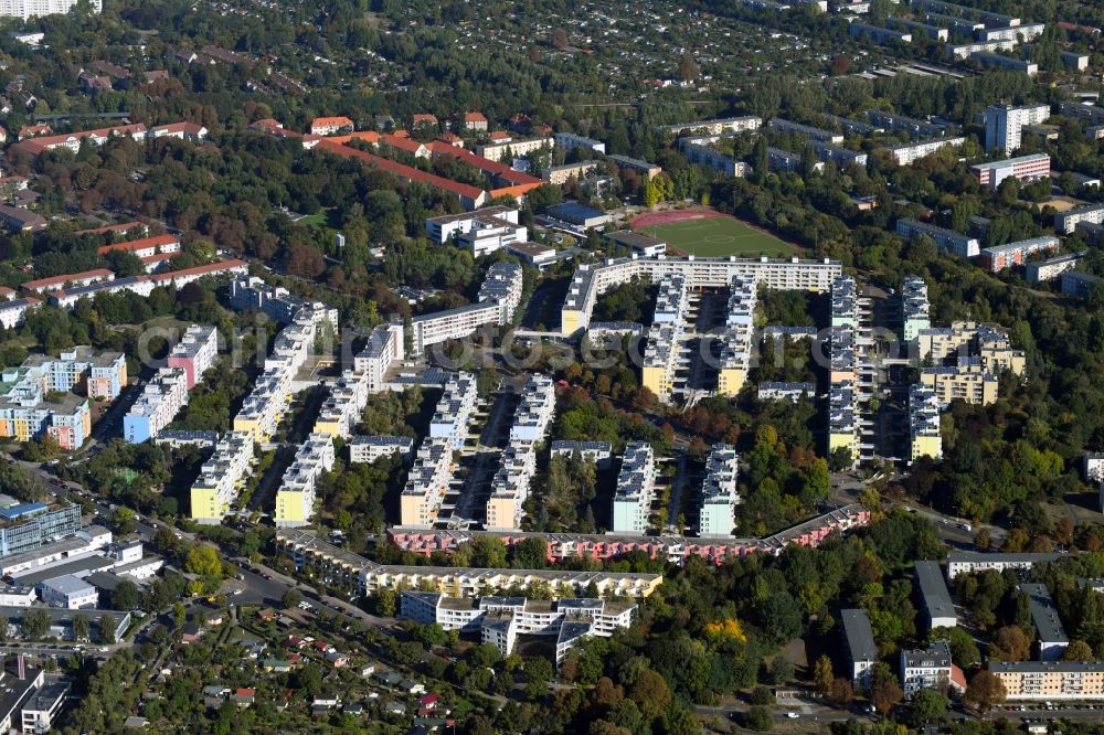 Berlin from the bird's eye view: Skyscrapers in the residential area of industrially manufactured settlement Joseph-Schmidt-Strasse - Peter-Anders-Strasse in the district Baumschulenweg in Berlin, Germany