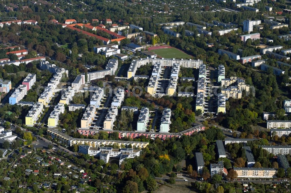 Aerial image Berlin - Skyscrapers in the residential area of industrially manufactured settlement Joseph-Schmidt-Strasse - Peter-Anders-Strasse in the district Baumschulenweg in Berlin, Germany