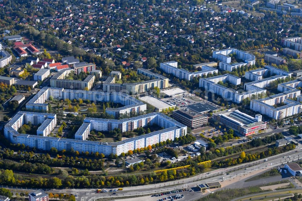 Berlin from above - Skyscrapers in the residential area of industrially manufactured settlement Kienberg - Neue Grottkauer Strasse - Hellersdorfer Strasse in the district Hellersdorf in Berlin, Germany