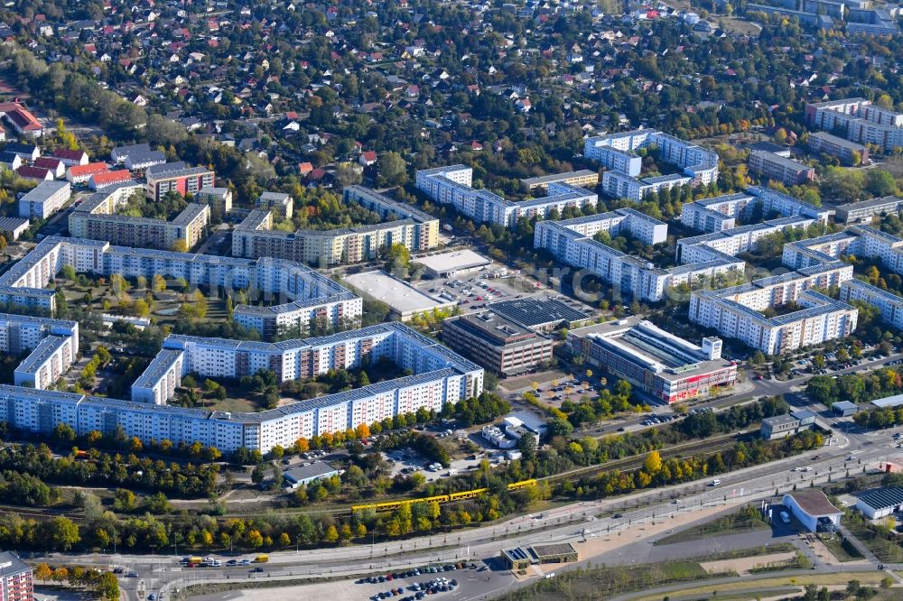 Berlin from the bird's eye view: Skyscrapers in the residential area of industrially manufactured settlement Kienberg - Neue Grottkauer Strasse - Hellersdorfer Strasse in the district Hellersdorf in Berlin, Germany