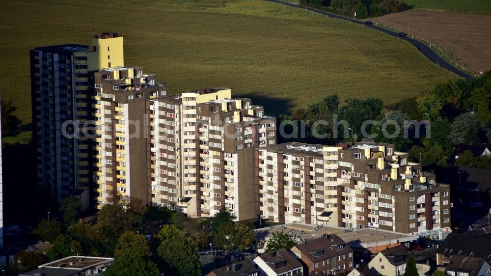 Aerial photograph Köln - Skyscrapers in the residential area of industrially manufactured settlement Auf dem Koelnberg in the district Menschenich in Cologne in the state North Rhine-Westphalia, Germany