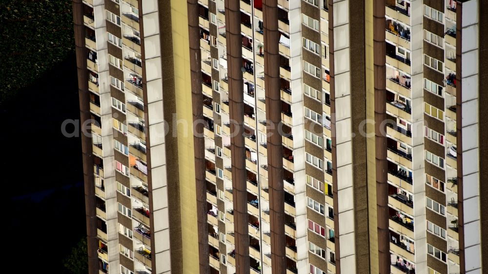 Köln from the bird's eye view: Skyscrapers in the residential area of industrially manufactured settlement Auf dem Koelnberg in the district Menschenich in Cologne in the state North Rhine-Westphalia, Germany