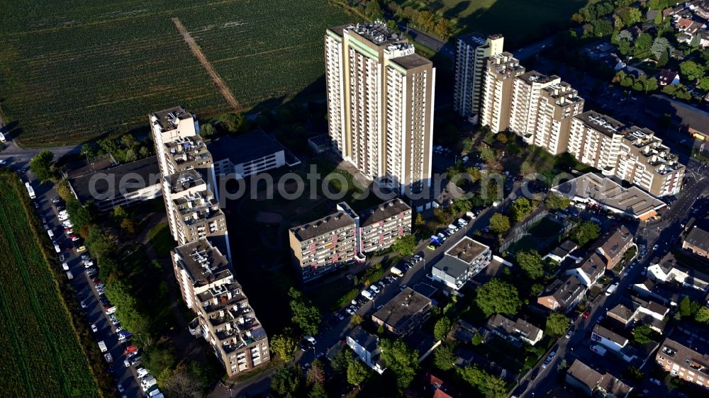 Aerial image Köln - Skyscrapers in the residential area of industrially manufactured settlement Auf dem Koelnberg in the district Menschenich in Cologne in the state North Rhine-Westphalia, Germany