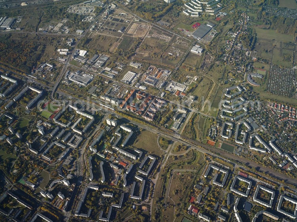 Aerial photograph Berlin - Skyscrapers in the residential area of industrially manufactured settlement at the Crossroads Wuhletalstrasse and Maerkische Allee in Berlin in Germany