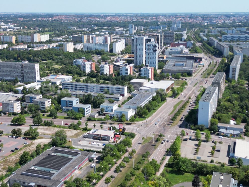 Aerial image Halle (Saale) - Residential area of industrially manufactured settlement An of Magistrale on street Hoelderlinstrasse in the district Neustadt in Halle (Saale) in the state Saxony-Anhalt, Germany