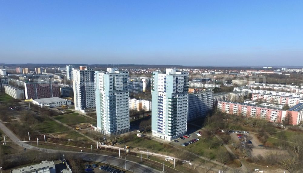 Aerial image Halle (Saale) - Skyscrapers in the residential area of industrially manufactured settlement An of Magistrale in the district Neustadt in Halle (Saale) in the state Saxony-Anhalt, Germany