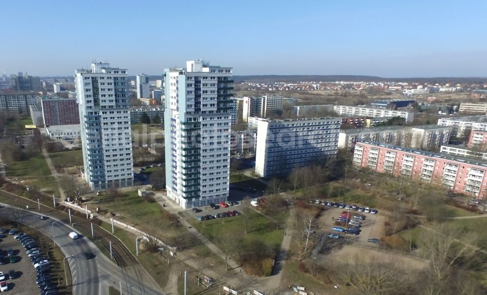 Aerial photograph Halle (Saale) - Skyscrapers in the residential area of industrially manufactured settlement An of Magistrale in the district Neustadt in Halle (Saale) in the state Saxony-Anhalt, Germany