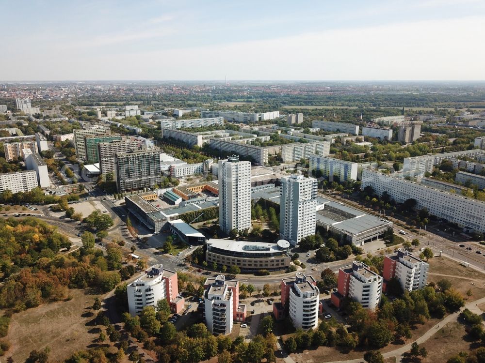 Aerial image Halle (Saale) - Skyscrapers in the residential area of industrially manufactured settlement An of Magistrale in the district Neustadt in Halle (Saale) in the state Saxony-Anhalt, Germany