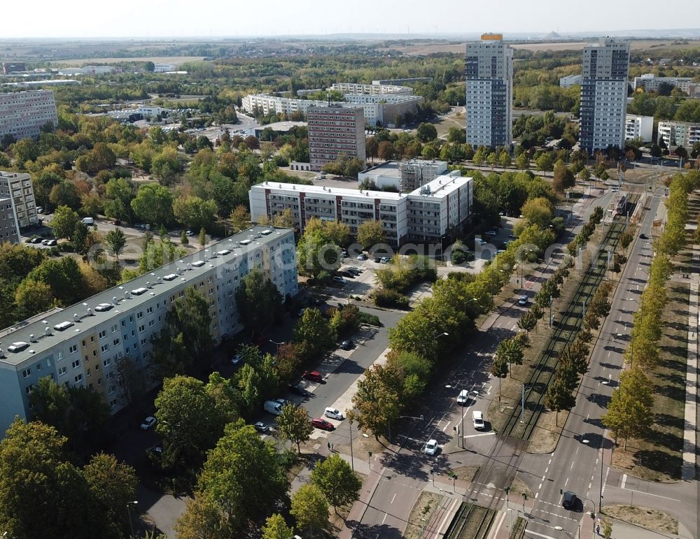 Aerial photograph Halle (Saale) - Skyscrapers in the residential area of industrially manufactured settlement An of Magistrale in the district Neustadt in Halle (Saale) in the state Saxony-Anhalt, Germany