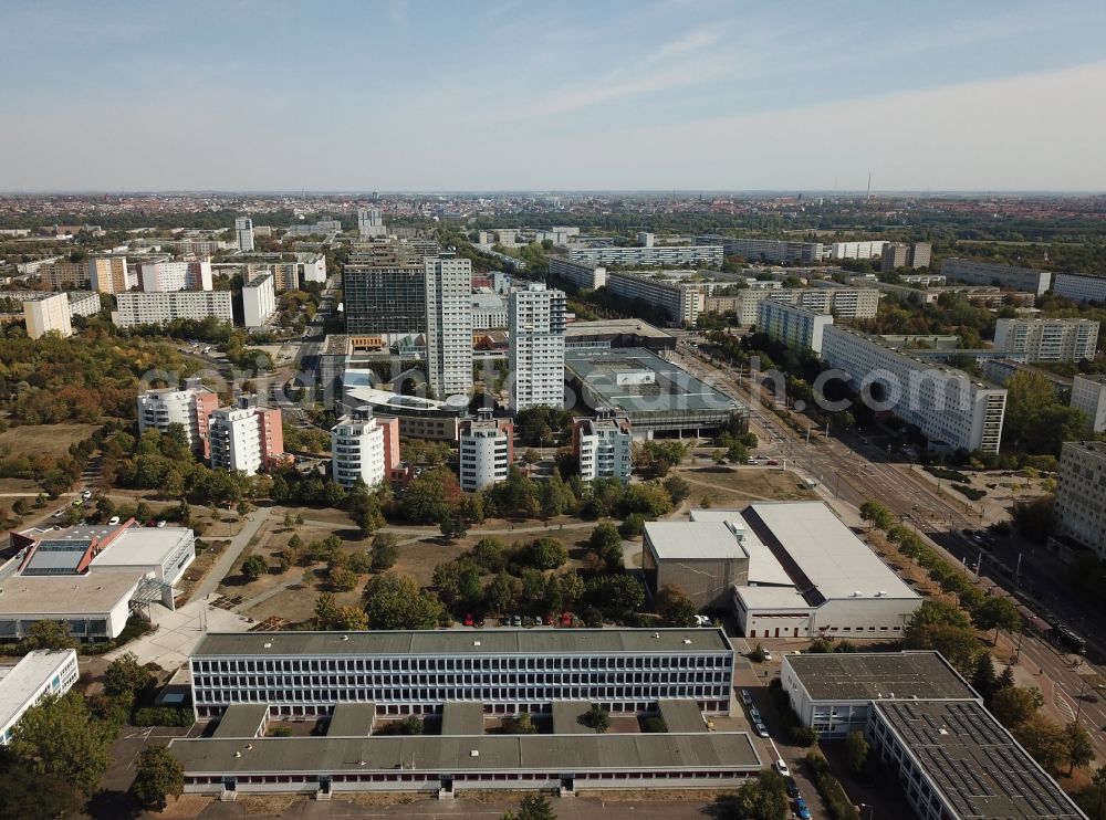 Halle (Saale) from above - Skyscrapers in the residential area of industrially manufactured settlement An of Magistrale in the district Neustadt in Halle (Saale) in the state Saxony-Anhalt, Germany