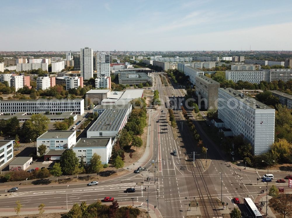 Aerial image Halle (Saale) - Skyscrapers in the residential area of industrially manufactured settlement An of Magistrale in the district Neustadt in Halle (Saale) in the state Saxony-Anhalt, Germany