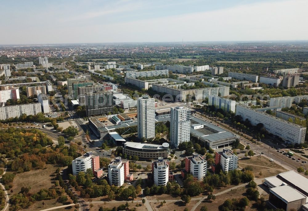 Aerial photograph Halle (Saale) - Skyscrapers in the residential area of industrially manufactured settlement An of Magistrale in the district Neustadt in Halle (Saale) in the state Saxony-Anhalt, Germany