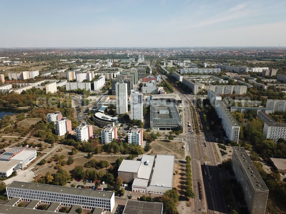 Aerial image Halle (Saale) - Skyscrapers in the residential area of industrially manufactured settlement An of Magistrale in the district Neustadt in Halle (Saale) in the state Saxony-Anhalt, Germany