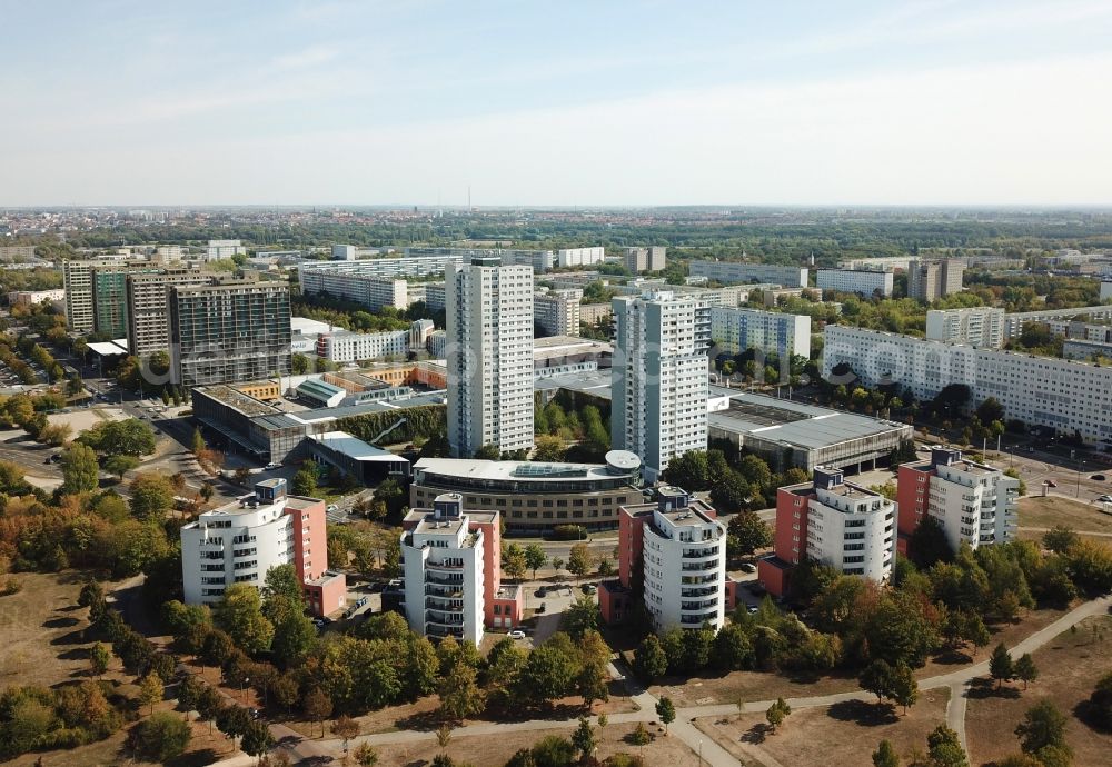 Aerial photograph Halle (Saale) - Skyscrapers in the residential area of industrially manufactured settlement An of Magistrale in the district Neustadt in Halle (Saale) in the state Saxony-Anhalt, Germany