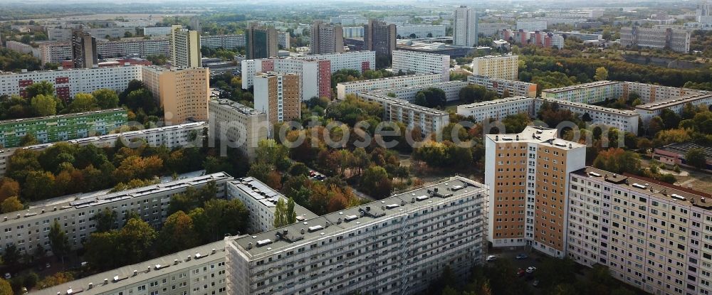 Aerial image Halle (Saale) - Skyscrapers in the residential area of industrially manufactured settlement An of Magistrale in the district Neustadt in Halle (Saale) in the state Saxony-Anhalt, Germany