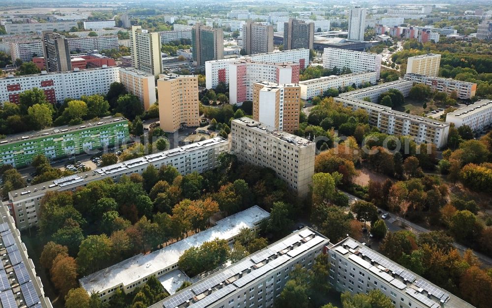 Aerial photograph Halle (Saale) - Skyscrapers in the residential area of industrially manufactured settlement An of Magistrale in the district Neustadt in Halle (Saale) in the state Saxony-Anhalt, Germany