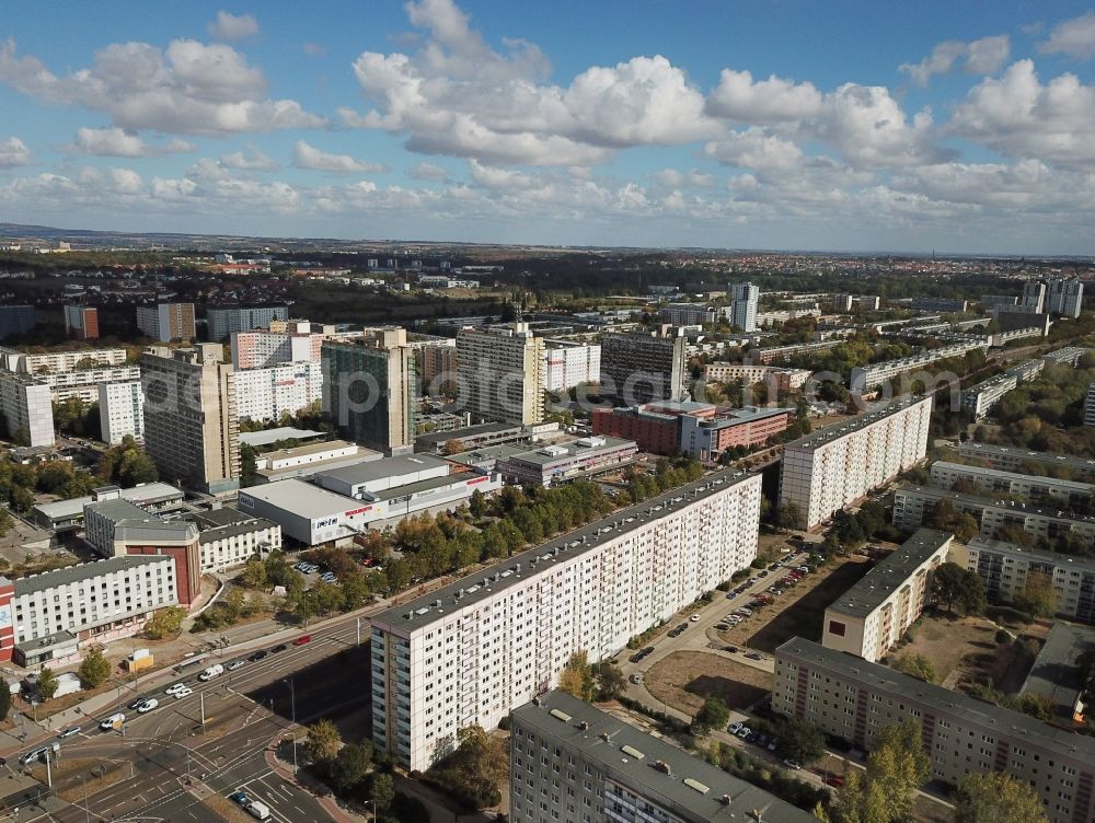 Halle (Saale) from the bird's eye view: Skyscrapers in the residential area of industrially manufactured settlement An of Magistrale in the district Neustadt in Halle (Saale) in the state Saxony-Anhalt, Germany