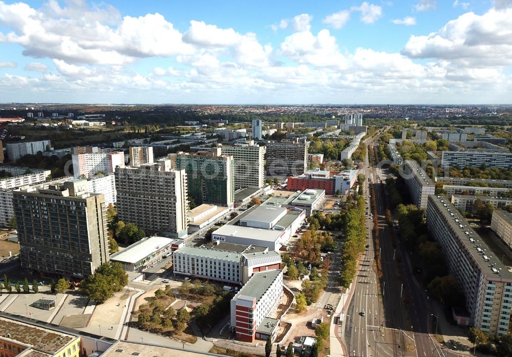 Aerial image Halle (Saale) - Skyscrapers in the residential area of industrially manufactured settlement An of Magistrale in the district Neustadt in Halle (Saale) in the state Saxony-Anhalt, Germany