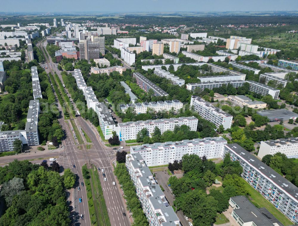 Aerial image Halle (Saale) - Skyscrapers in the residential area of industrially manufactured settlement An der Magistrale with renovation work on Scheibe A in the district Neustadt in Halle (Saale) in the state Saxony-Anhalt, Germany