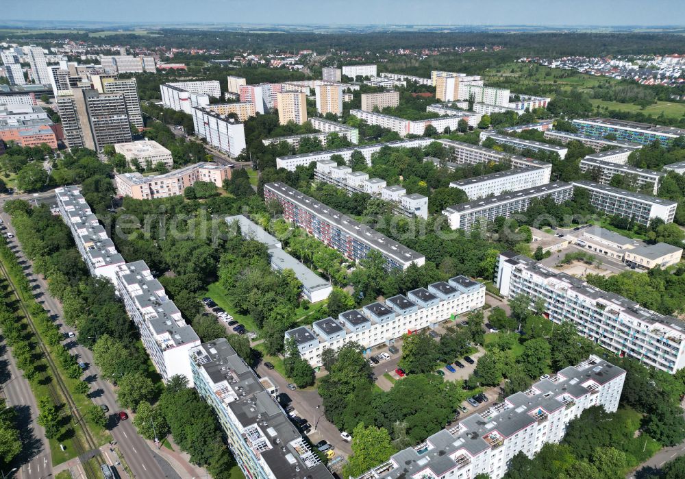 Aerial image Halle (Saale) - Skyscrapers in the residential area of industrially manufactured settlement An der Magistrale with renovation work on Scheibe A in the district Neustadt in Halle (Saale) in the state Saxony-Anhalt, Germany