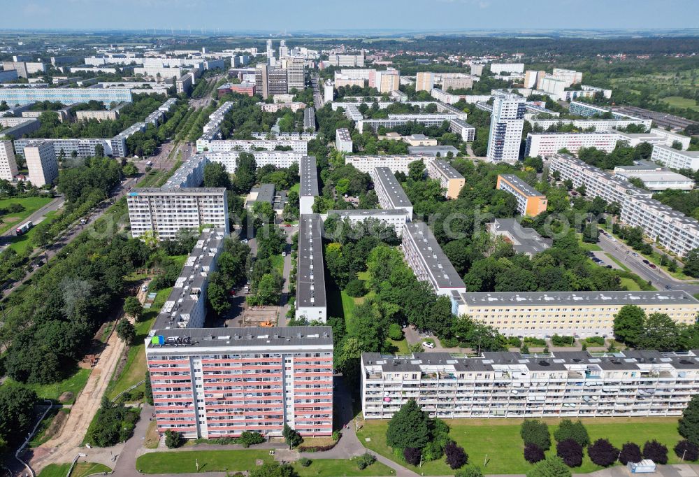 Aerial photograph Halle (Saale) - Skyscrapers in the residential area of industrially manufactured settlement An der Magistrale with renovation work on Scheibe A in the district Neustadt in Halle (Saale) in the state Saxony-Anhalt, Germany