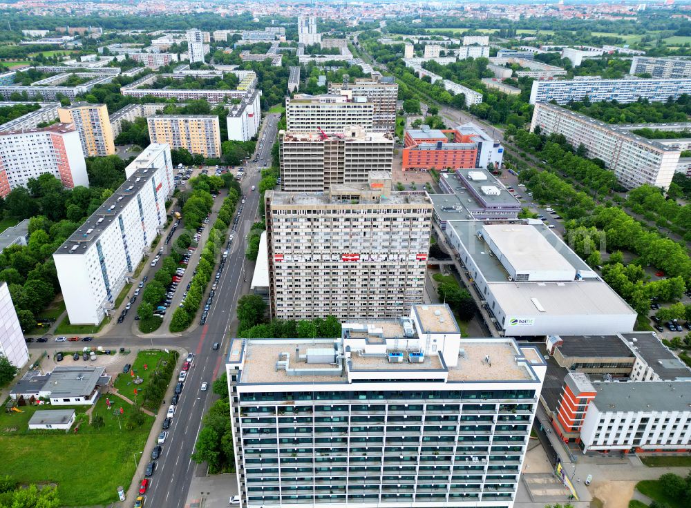 Aerial image Halle (Saale) - Skyscrapers in the residential area of industrially manufactured settlement An der Magistrale with renovation work on Scheibe A in the district Neustadt in Halle (Saale) in the state Saxony-Anhalt, Germany