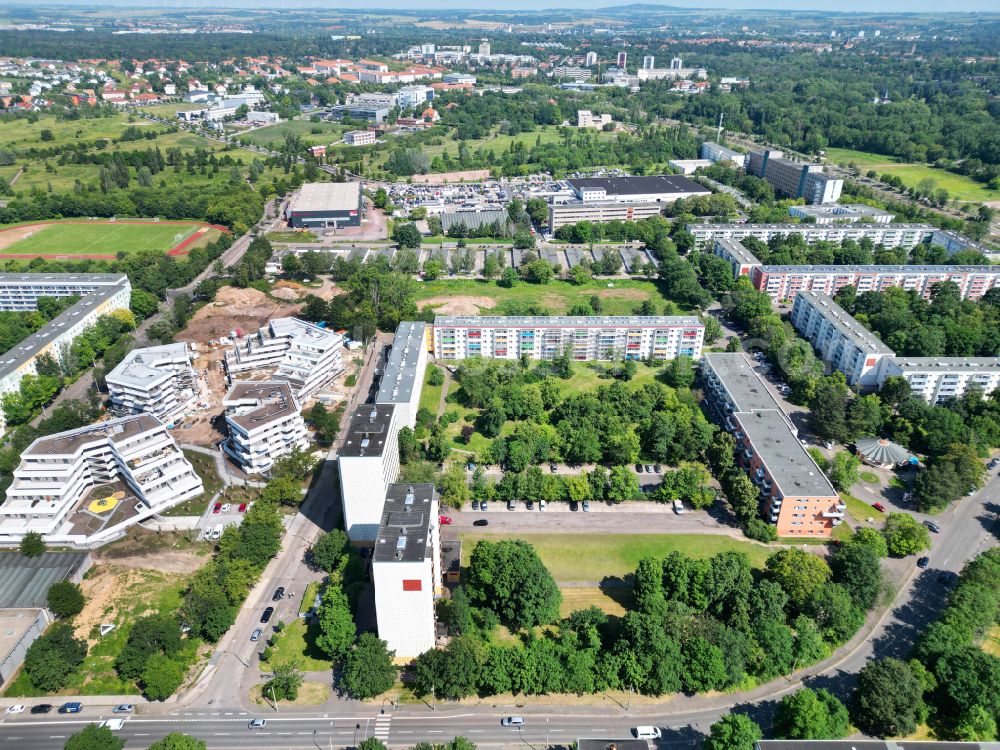 Halle (Saale) from above - Skyscrapers in the residential area of industrially manufactured settlement An der Magistrale with renovation work on Scheibe A in the district Neustadt in Halle (Saale) in the state Saxony-Anhalt, Germany