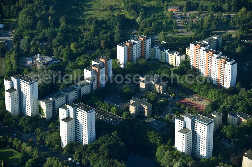 Aerial image Berlin - Skyscrapers in the residential area of industrially manufactured settlement and die Mercator-Grandschule on Mercatorweg - Osdorfer Strasse in Berlin, Germany