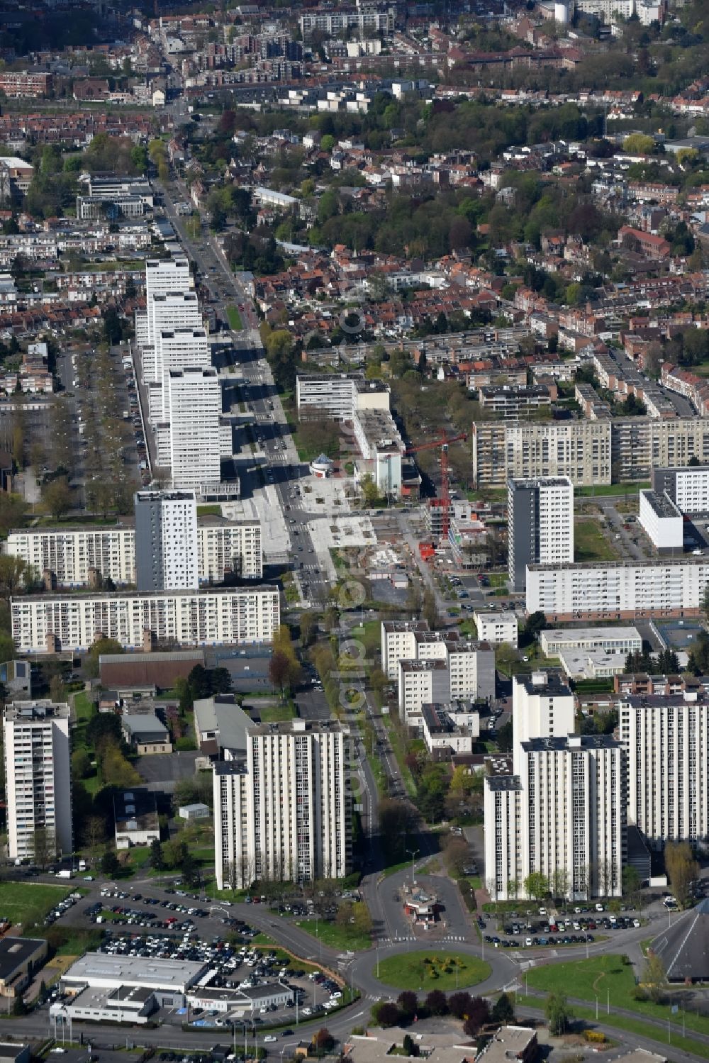 Aerial photograph Mons-en-Barœul - Skyscrapers in the residential area of industrially manufactured settlement on Avenue Robert Schuman in Mons-en-BarA?ul in Nord-Pas-de-Calais Picardy, France