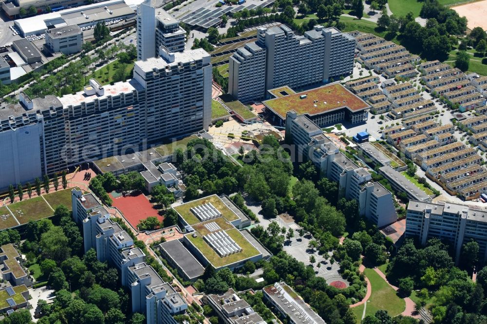 Aerial image München - Skyscrapers in the residential area of industrially manufactured settlement and Grandschule Muenchen in the district Milbertshofen-Am Hart in Munich in the state Bavaria, Germany