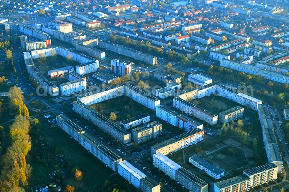 Aerial photograph Neubrandenburg - Skyscrapers in the residential area of industrially manufactured settlement along the Hufeisenstrasse - Reitbahnweg in Neubrandenburg in the state Mecklenburg - Western Pomerania, Germany