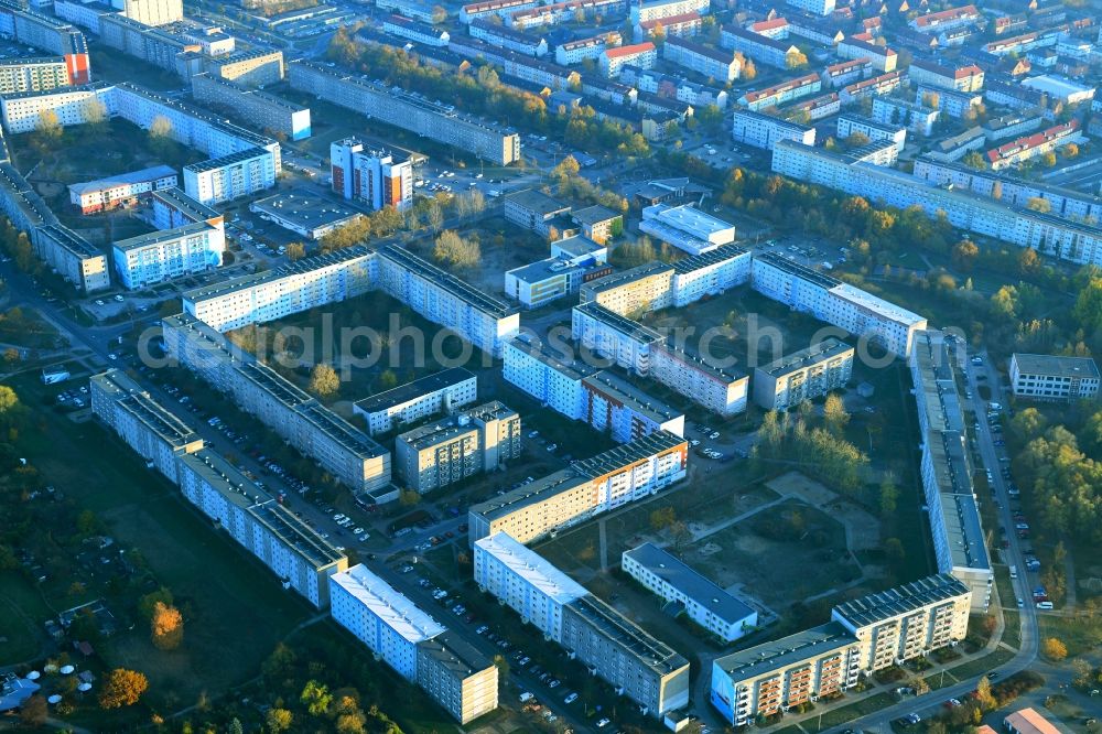 Aerial image Neubrandenburg - Skyscrapers in the residential area of industrially manufactured settlement along the Hufeisenstrasse - Reitbahnweg in Neubrandenburg in the state Mecklenburg - Western Pomerania, Germany