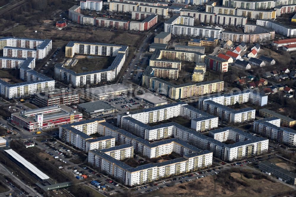 Aerial image Berlin - Skyscrapers in the residential area of industrially manufactured settlement Neue Grottkauer Strasse - Am Baltenring in the district Kaulsdorf in Berlin