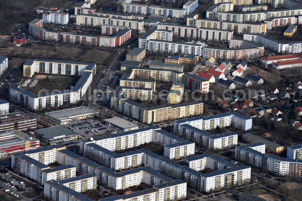 Aerial photograph Berlin - Skyscrapers in the residential area of industrially manufactured settlement Neue Grottkauer Strasse - Am Baltenring in the district Kaulsdorf in Berlin