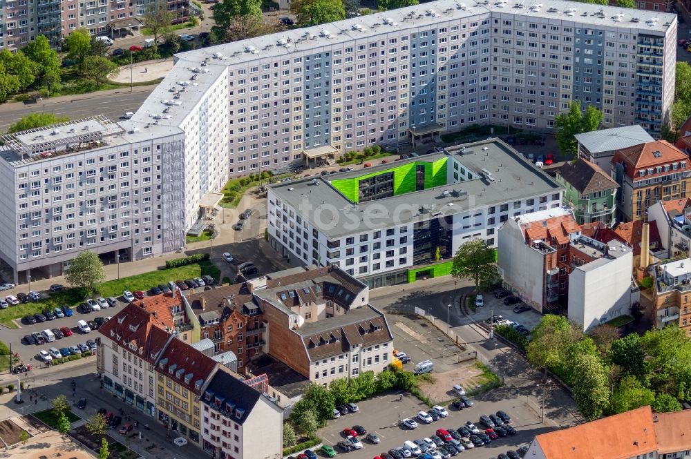 Aerial photograph Erfurt - Skyscrapers in the residential area of industrially manufactured settlement on Neuwerkstrasse in the district Altstadt in Erfurt in the state Thuringia, Germany